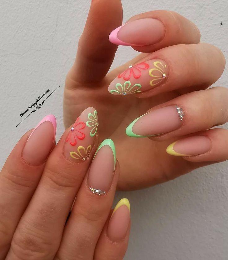 Seitliche Spitzen mit floralen Akzenten, Nageldesign