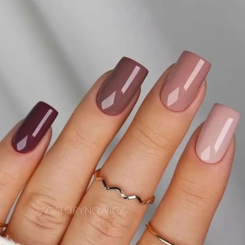 Herbstblätter mit mattem senffarbenem und braunem Nageldesign