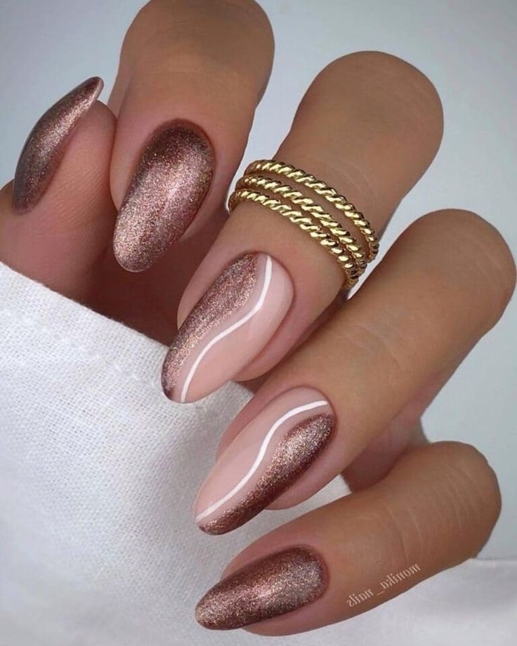 Herbstblätter mit mattem senffarbenem und braunem Nageldesign