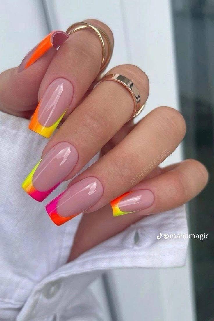 Farbexplosion an den Fingerspitzen: Color Block Nageltrends