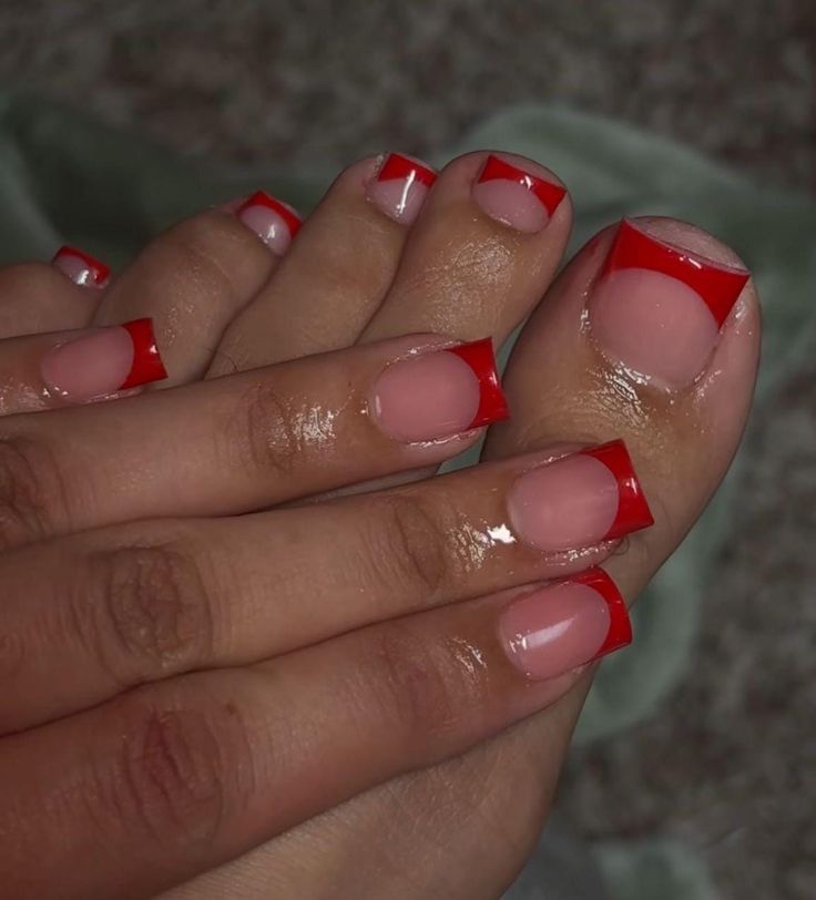 Rote French Nägel an Händen und Füßen – harmonisches Sommer Nageldesign