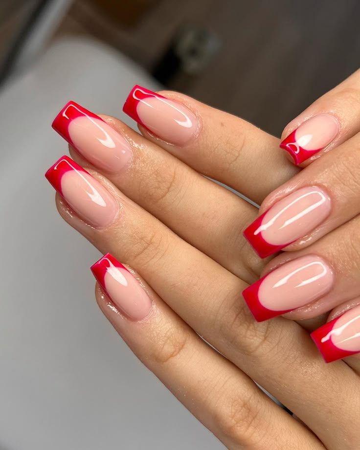 Rote French Nägel mit Nude Basis – klassisches und elegantes Nageldesign 2026