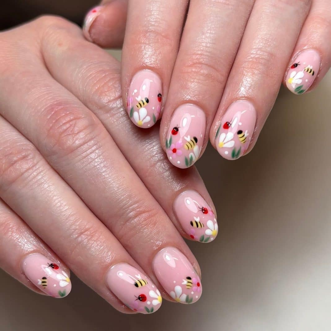 Rote Blumen Nägel mit elegantem Nageldesign auf Nude Base – florale Nail Art Idee