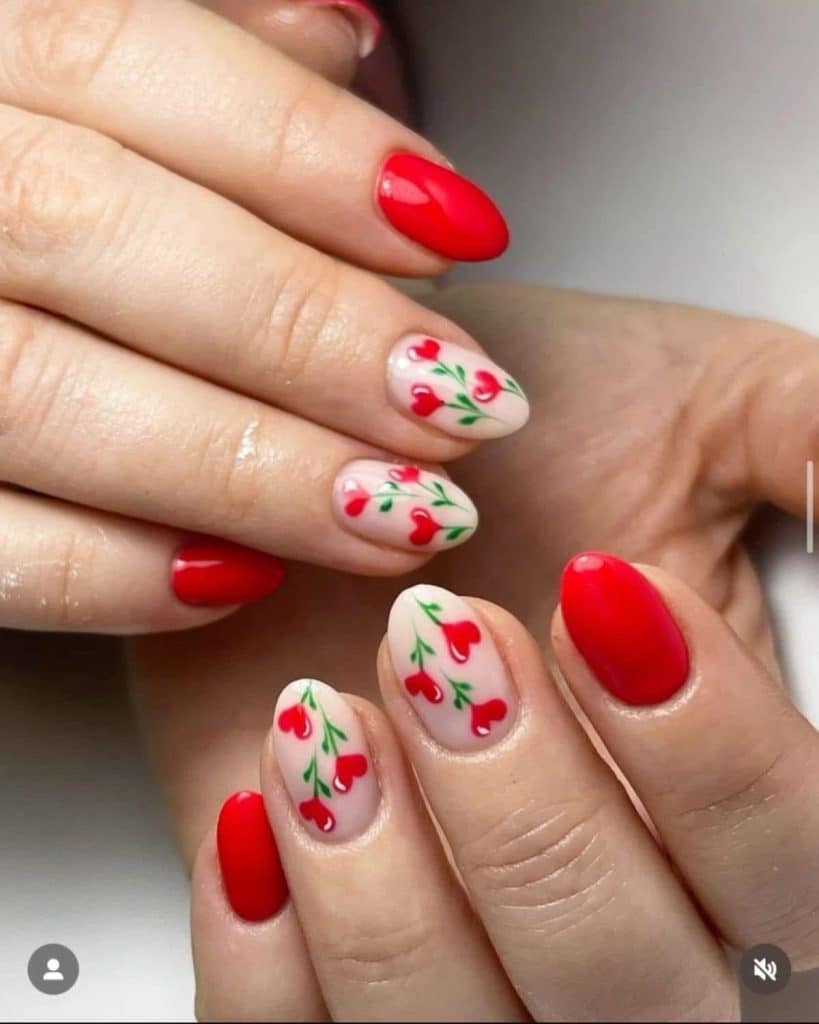 Elegante Nude Nägel mit Blumen, Marienkäfer und Erdbeer Nail Art